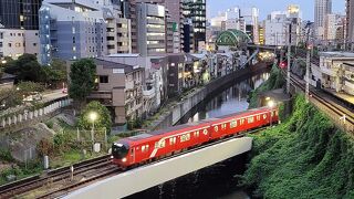 JR線と地下鉄丸ノ内線の電車が見えるスポット