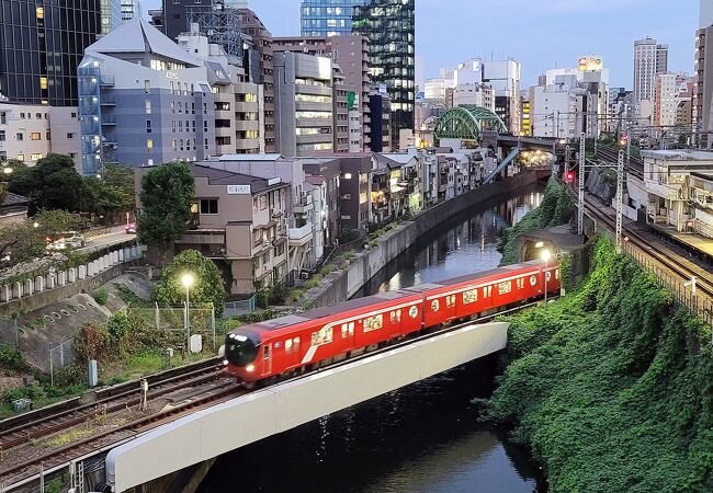 JR線と地下鉄丸ノ内線の電車が見えるスポット