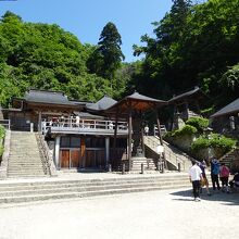 右が奥之院、左が大仏殿です