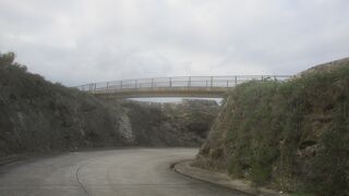 西港へ下る道の上に架かっています