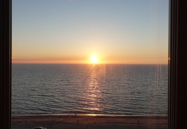 日本海に沈む夕陽が美しい温泉