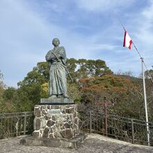 公園に立つ坂本龍馬像