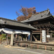 山門と太鼓橋