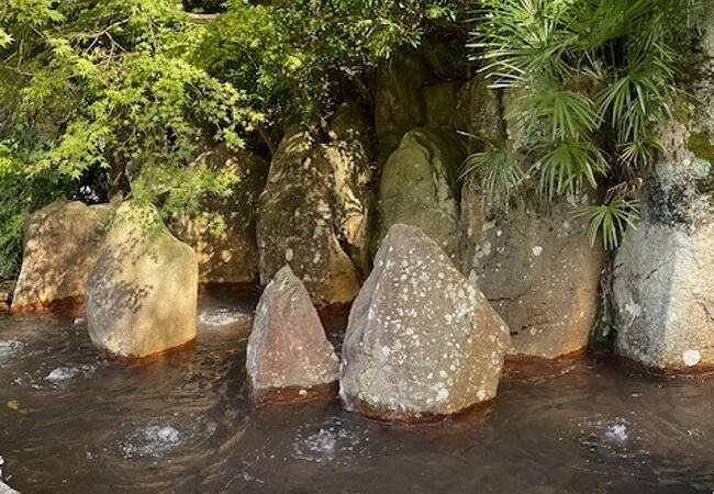 源泉を中心に公園として整備されています