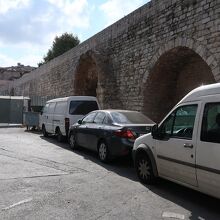 橋の東端部分の敷地へは立ち入り禁止でした。