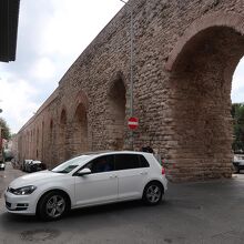 …橋の西寄りのアーチも、車や人が行き来できる場所があります