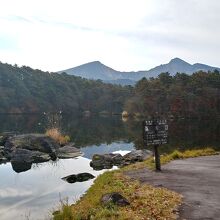 池越しの磐梯山