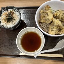 舞茸の天ぷら蕎麦としらすのミニ丼