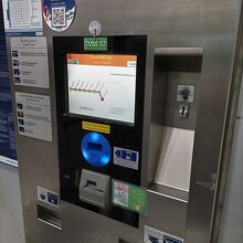 券売機です。英語表示ができ、行き先にタッチして購入します。