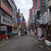 釜山名物「デジクッパ」のお店が並ぶ