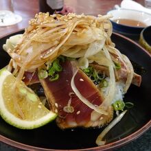 夕食はホテル内レストランにて土佐丼