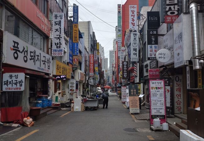 釜山名物「デジクッパ」のお店が並ぶ