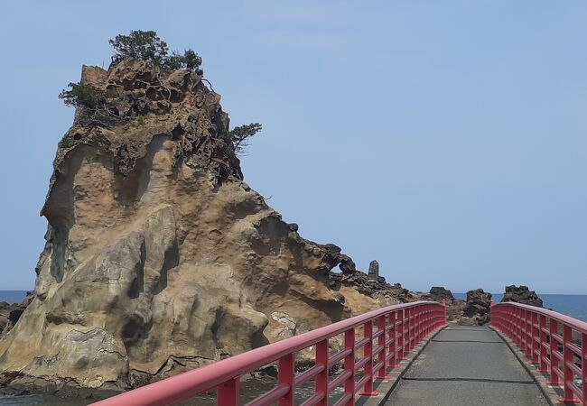 弁天橋という橋を渡った先にある小高い岩付近