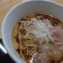 麺 紡木 がフルプロデュースした 鶏醤油ラーメン 850円