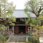 伏見稲荷神社の近くにお寺があり、伊藤若冲の墓地や五百羅漢があります。