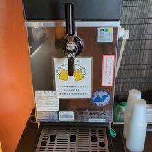 ビールは小さなプラカップでしか飲めません