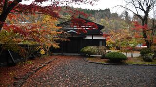 紅葉が見頃の武家屋敷