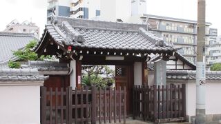 山門の右手に南無妙法蓮華経と書かれた立派な石柱があり、すぐにに日蓮宗系のお寺だと分かりました。