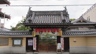 日蓮宗のお寺とのことで、山門には南無妙法蓮華経の幟旗が左右におかれていました。