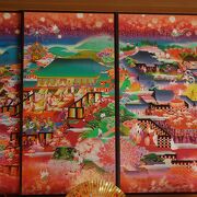 色鮮やかな襖絵が有名な小野小町所縁の寺院