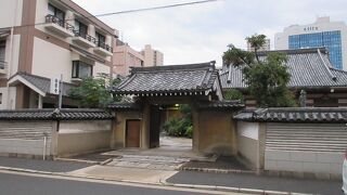 境内に入ると本堂の手前にもう一重の塀があって、見慣れない構造をしていました。一風変わった佇まいで印象に残りました。