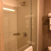 シャワーブース。ガラス壁の気密が悪い