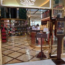 店舗入口から中へ