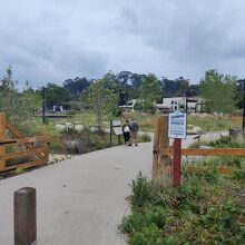 OLD TOWN駅から向かうとこの公園から街に入る