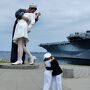 The Kissing Statue (通称)