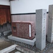 他の寺院の石碑と違って茶御影石なので、とりわけ目立っていました。