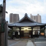 本堂はアニメ「一休さん」に出てくるような山寺といった雰囲気の堂宇でした。