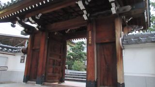 掃き清められた境内にはごみ一つ落ちておらず、厳粛とした雰囲気が漂っていました。