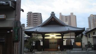 本堂はアニメ「一休さん」に出てくるような山寺といった雰囲気の堂宇でした。