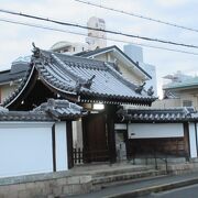 白い塀に囲まれたお寺ですが、山門の両側の塀のみが下見板張り塀となっており、他のお寺との違いを出していました。