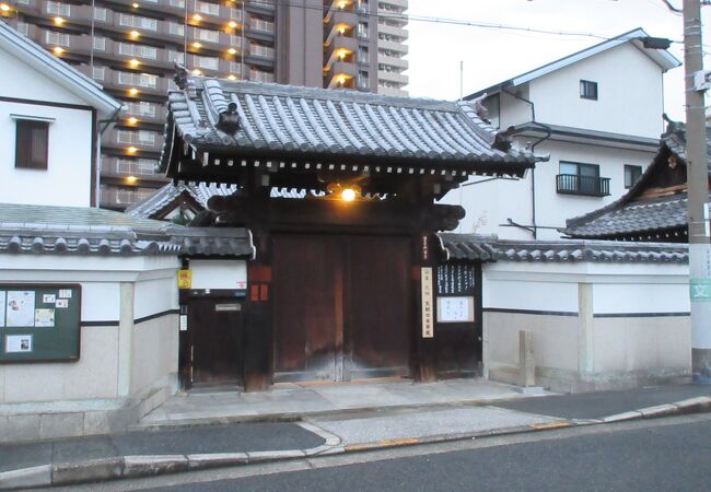 地域のイベントやお知らせが張られた掲示板がお寺の前の塀に設置されていました。