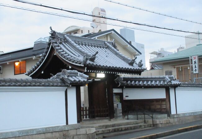 白い塀に囲まれたお寺ですが、山門の両側の塀のみが下見板張り塀となっており、他のお寺との違いを出していました。