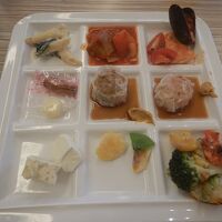 焼売やサラダ、チーズなど