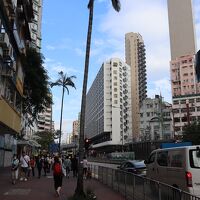 写真中央の白い建物がホテル