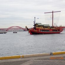 ハーバーランドから観光船と神戸大橋