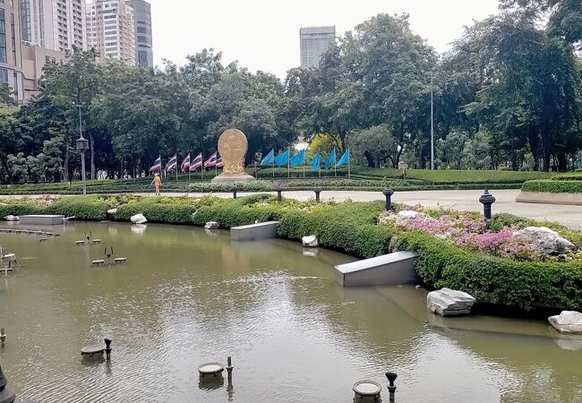 プロンポン駅近くの公園