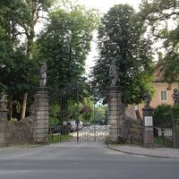 ホテル入り口。宿泊者以外は立ち入り禁止です。