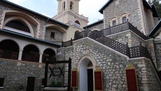 キプロスで一番規模が大きく有名な修道院。聖堂内は撮影禁止ですが、寄ってみましょう