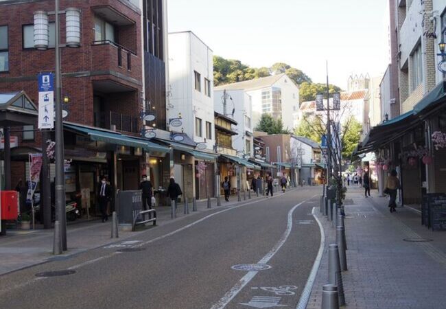 お土産屋さんや飲食店が沢山あります