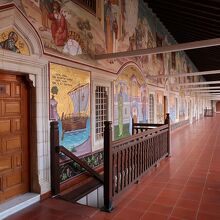 回廊部分の壁や天井には聖書の中の物語を表した絵がたくさん