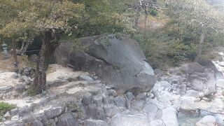 大きな石があります。大石内蔵助ゆかりの公園