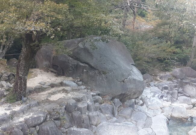 大きな石があります。大石内蔵助ゆかりの公園