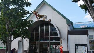 しゃれたステンドグラスがある駅舎