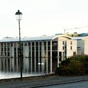 湖の畔に建つモダンな役所