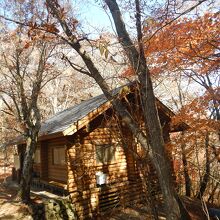 山頂から15分ほど下った場所に避難小屋あり(トイレあり）