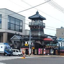 ユニークな建物の飲食店街